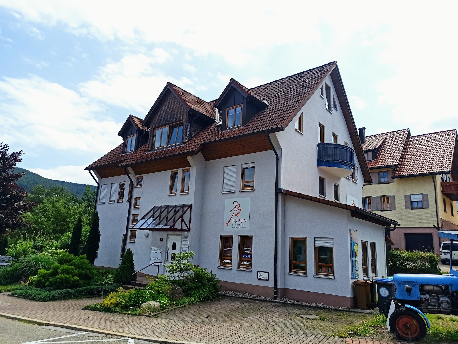 Das Praxisgebäude von Braun Physiotherapie an einem sonnigen Sommertag