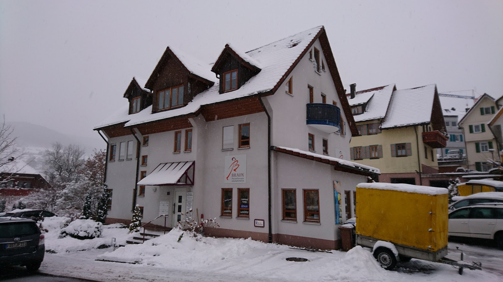Praxisgebäude in einer verschneiten Winterlandschaft