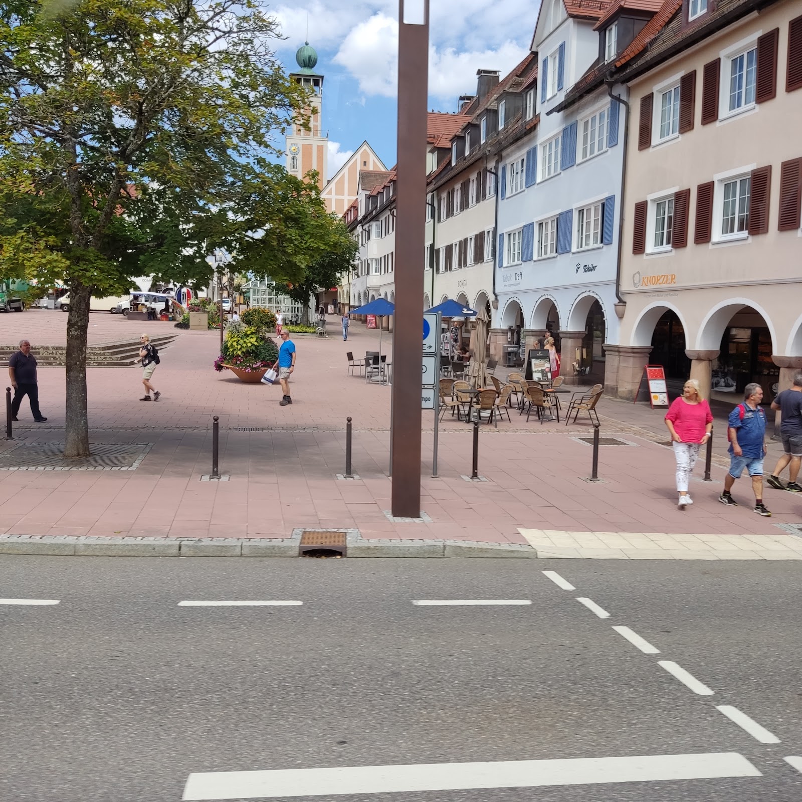 Belebter Marktplatz mit historischen Gebäuden in Freudenstadt