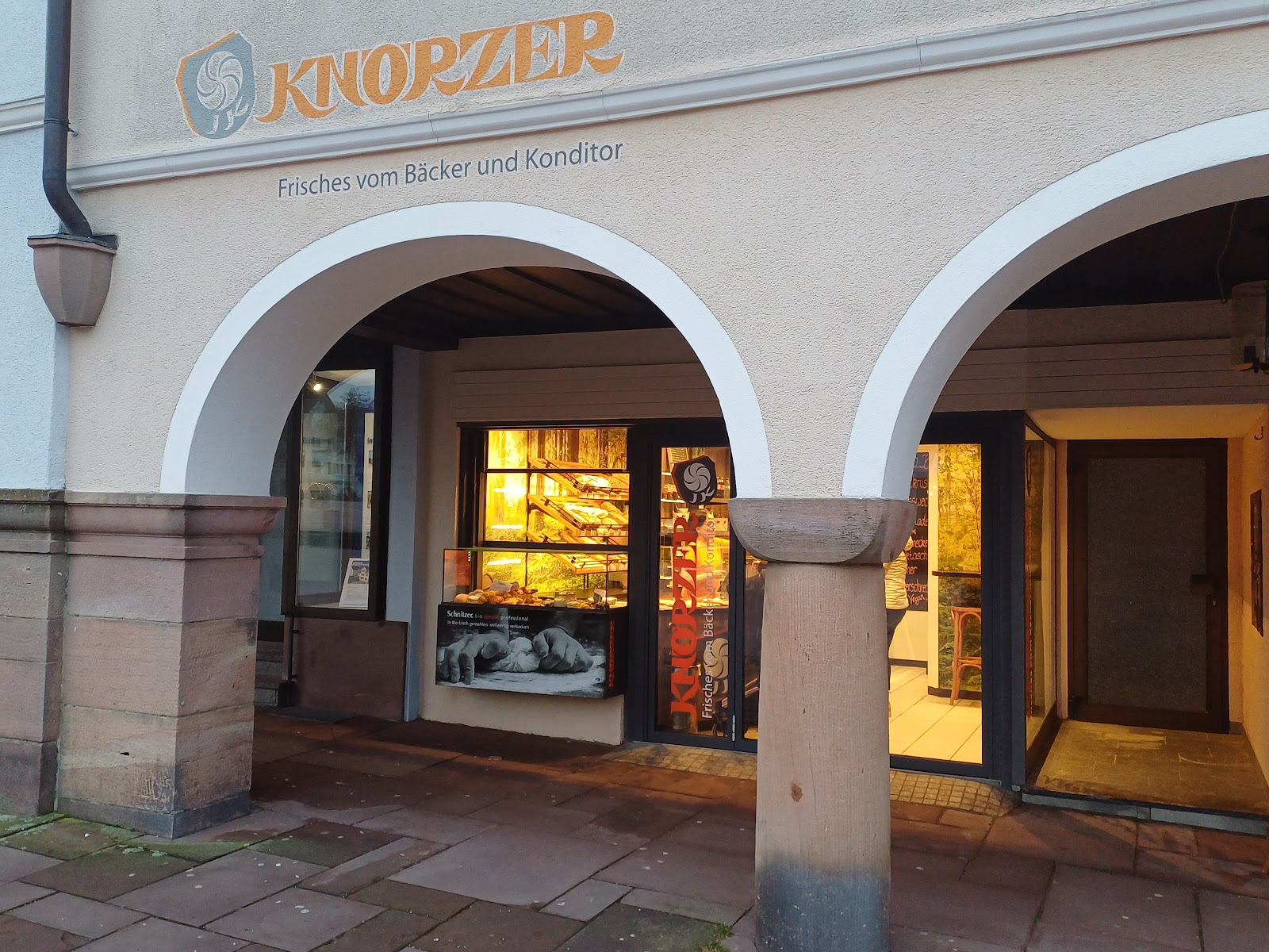 Der Eingang der Bäckerei Knörzer unter den Arkadengängen am Marktplatz von Freudenstadt