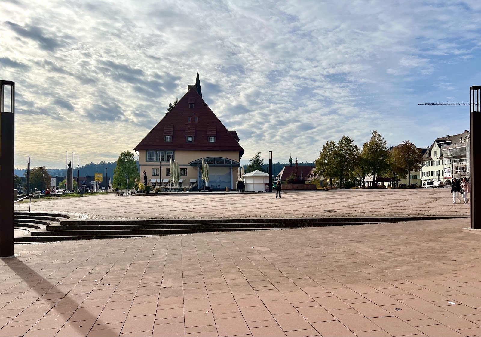Der weitläufige Marktplatz von Freudenstadt bei sonnigem Wetter