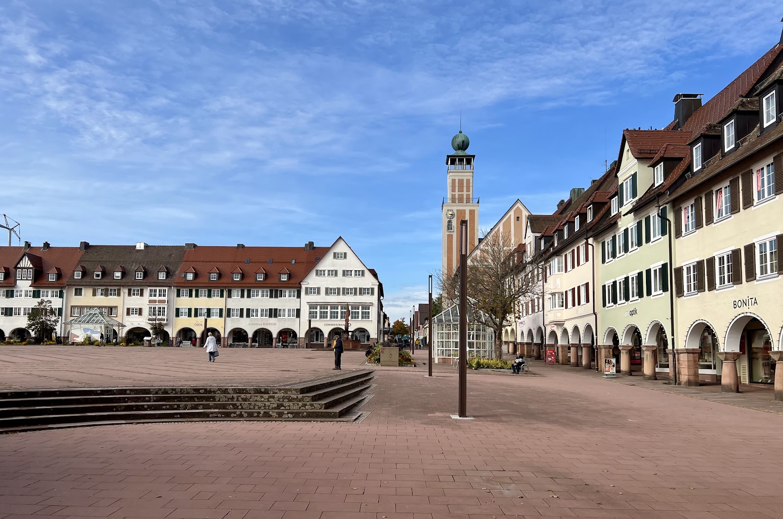 Historische Fassaden am sonnigen Marktplatz von Freudenstadt